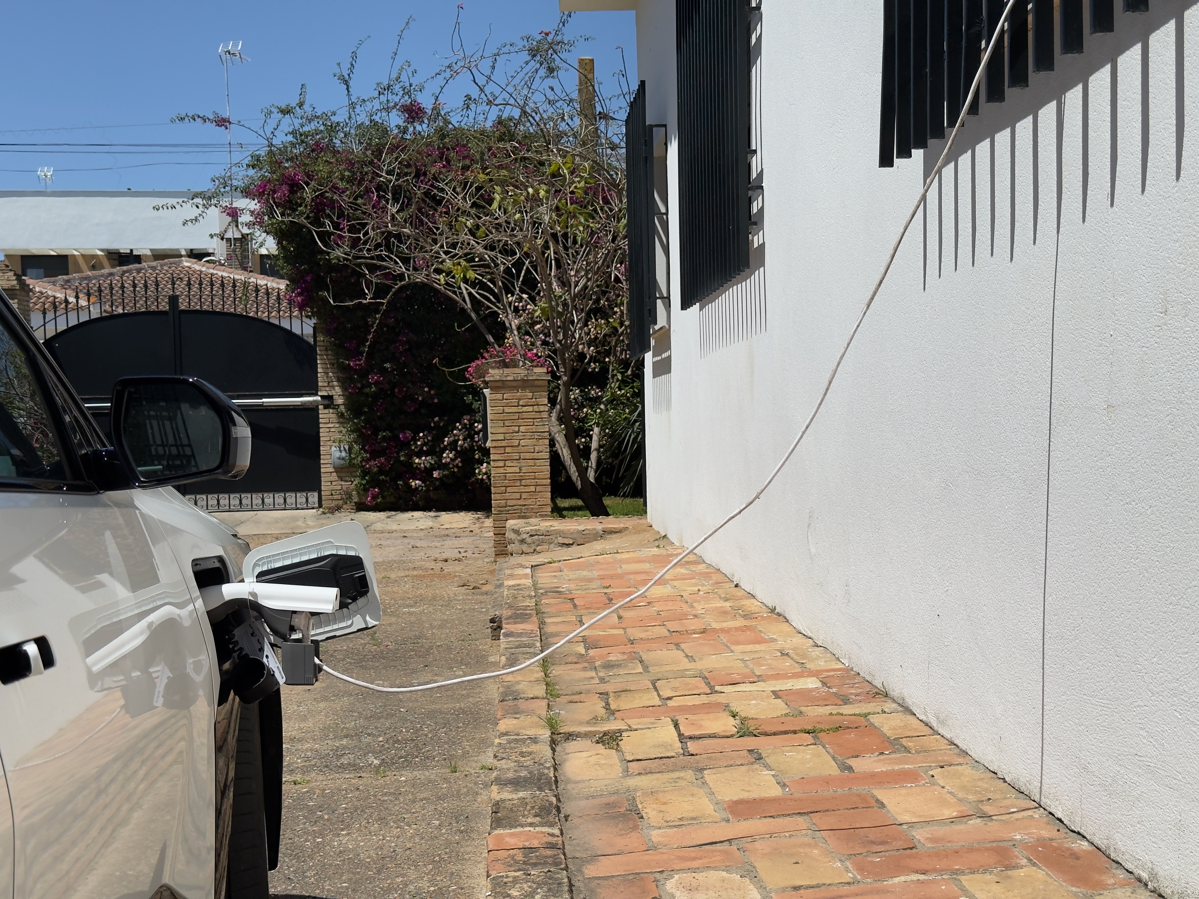 Cable running from my Kia EV3 into my house to provide power during the April 28th blackout on the Iberian Peninsula