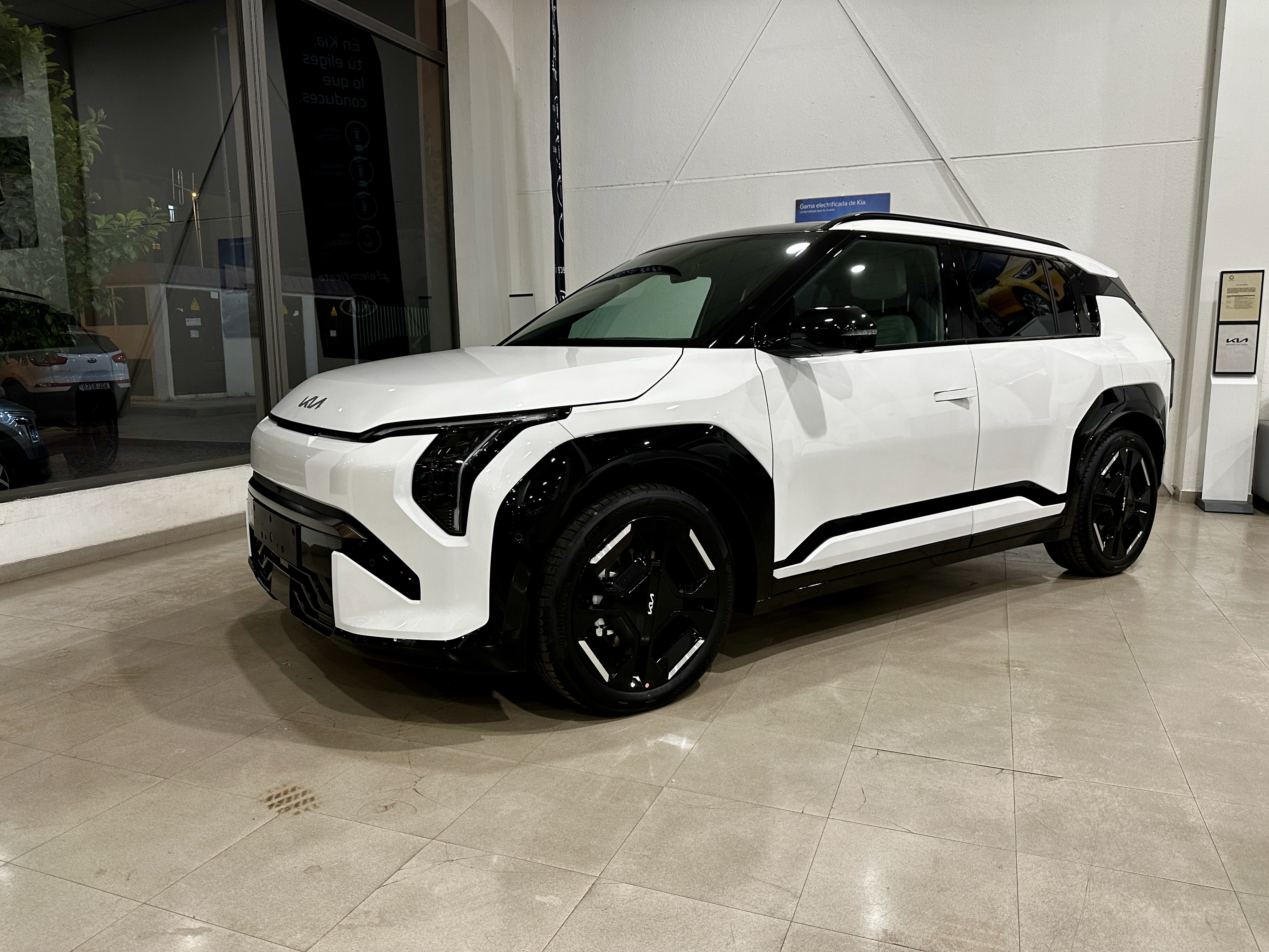 1 in 4 New Cars Will Be Electric in 2025 – What This Means for Climate, Oil Demand, and Your Next Vehicle